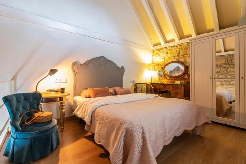 a bedroom with a bed and a desk and a chair at Entre Bodegas Jerez in Jerez de la Frontera