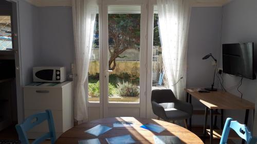 - un salon avec une table et une fenêtre dans l'établissement LA PLAGE, à Berck-sur-Mer