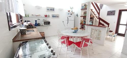 una cucina con un tavolo e sedie in una stanza di CONDOMÍNIO ILHAS DO JUQUEHY a San Paolo