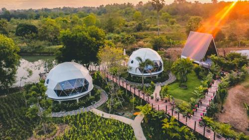 una vista aérea de dos cúpulas en un jardín en Nakara Villas & Glamping Udon Thani, en Udon Thani