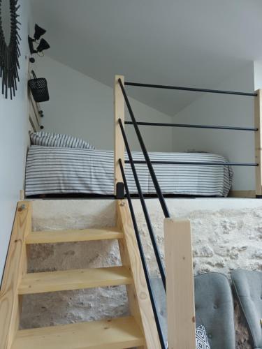 een stapelbed met een trap in een kamer bij Mini Gite Les Marais Beaugency in Beaugency