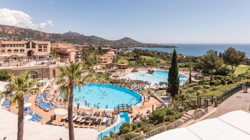 - une vue sur la piscine du complexe dans l'établissement Super-cute colourful, cozy flat, à Saint-Raphaël