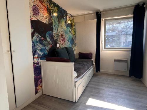 Cette petite chambre comprend un lit et une fenêtre. dans l'établissement Lovely, à Bordeaux