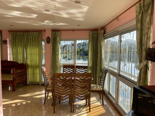 Χώρος καθιστικού στο Cozy Home With Lake View at Kathu PHUKET