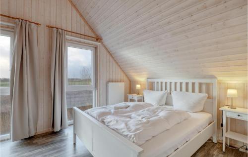 オルペニッツにあるBeautiful Home In Ostseeresort Olpenitz With House A Panoramic Viewのベッドルーム(白いベッド1台、大きな窓付)