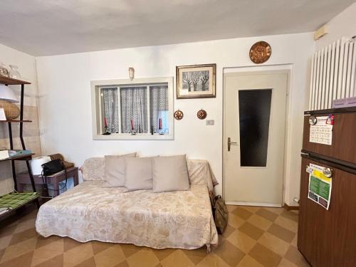 - une chambre avec un lit et 2 oreillers dans l'établissement Camilla House Mountain, à Bieno