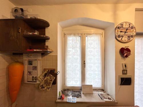 - une cuisine avec une fenêtre dans le coin de la cuisine dans l'établissement Camilla House Mountain, à Bieno