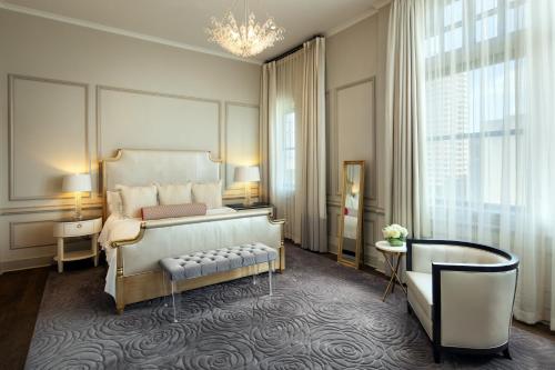 um quarto com uma cama e uma grande janela em The St. Anthony, a Luxury Collection Hotel, San Antonio em San Antonio
