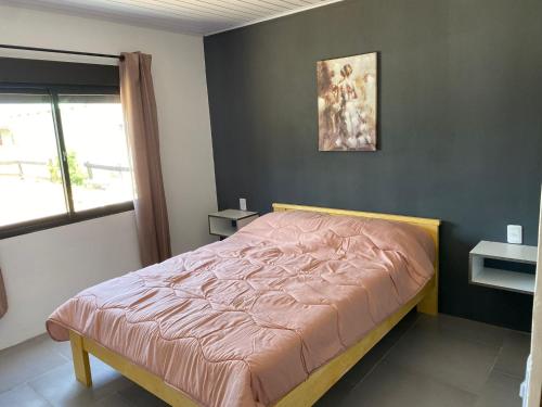 1 dormitorio con 1 cama en una habitación con ventana en Agüita de Coco, en Barra del Chuy