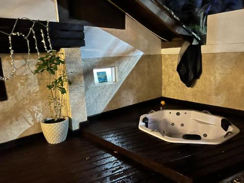 un bagno con vasca su un tavolo in legno di Casa Aconchegante ao Pé da Praia do Portinho a Ilhabela