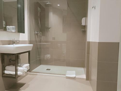 een badkamer met een douche en een wastafel bij Ardigales 11 in Castro-Urdiales