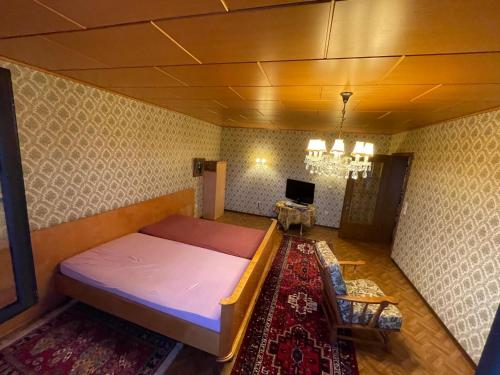 1 dormitorio con cama, mesa y TV en WG in Homberg Efze, Monteurzimmer, 2 Erwachsene, 1 Doppelzimmer Nr 3 