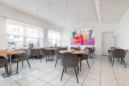 Un restaurante u otro lugar para comer en Hotel am Ludwigsplatz