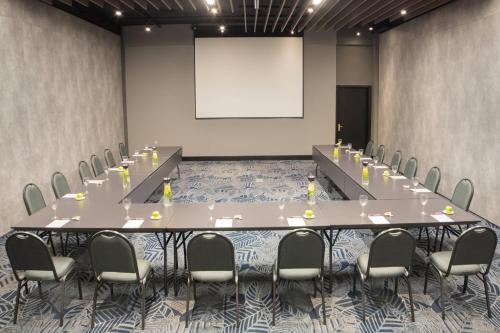 a large conference room with a long table and chairs at Marriott São Paulo Airport Hotel in Guarulhos