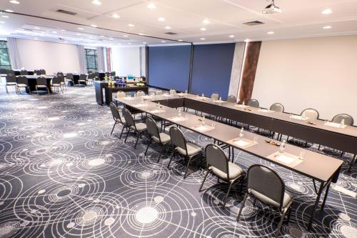 a conference room with tables and chairs on a carpet at Marriott São Paulo Airport Hotel in Guarulhos