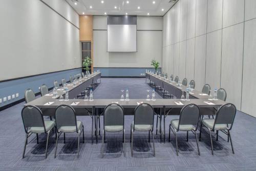 a large conference room with a long table and chairs at Marriott São Paulo Airport Hotel in Guarulhos