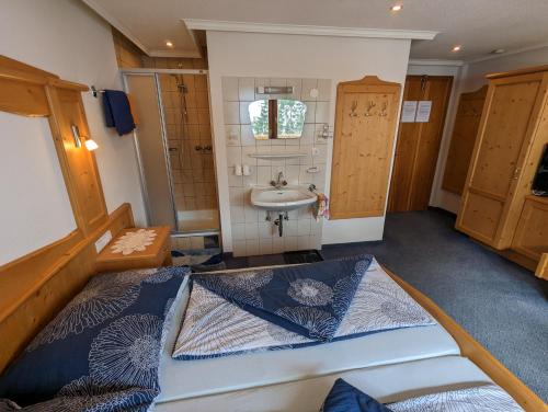 A bathroom at Apartment Fatlar