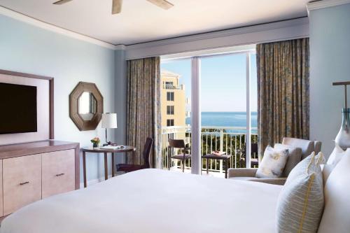 um quarto de hotel com uma cama e uma grande janela em The Ritz Carlton Key Biscayne, Miami em Miami