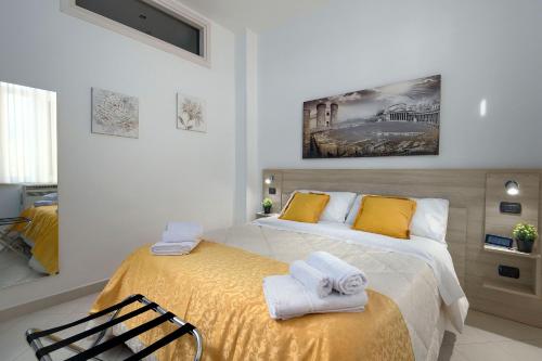sypialnia z 2 łóżkami i ręcznikami w obiekcie La Preziosa Apartment Duomo w mieście Napoli