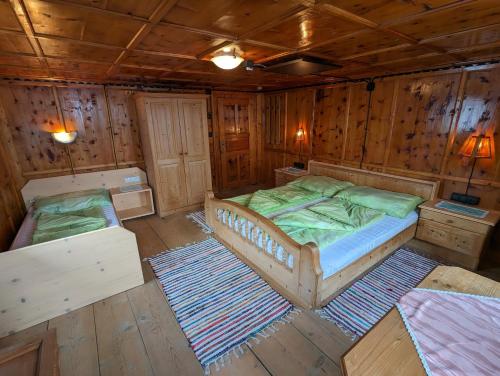 - Vistas a un dormitorio con 2 camas en Ferienhaus Fatlar en Kappl
