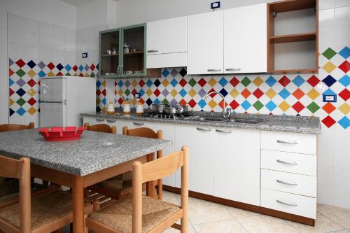 Kuchyň nebo kuchyňský kout v ubytování Residence La Pigna