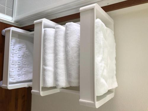 um toalheiro branco com toalhas brancas na casa de banho em YADO Kukkal- Vacation STAY 48433v em Amami