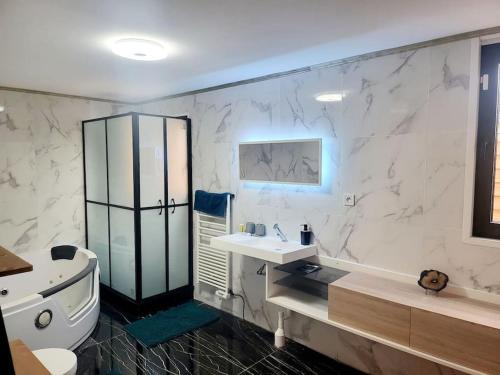 ein Badezimmer mit einem WC, einem Waschbecken und einer Badewanne in der Unterkunft Maison 6 personnes base Nautique JO 2024 proche Disney Paris in Noisy-le-Grand