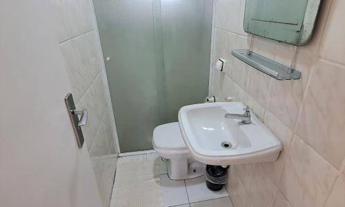 ein Bad mit einem Waschbecken und einem WC in der Unterkunft Ap Vista do mar - Praia das Pitangueiras in Guarujá