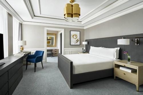 Habitación de hotel con cama grande y escritorio. en The Ritz-Carlton, Washington, D.C., en Washington