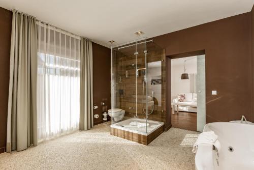 Koupelna v ubytování Hotel Villa Lago Garni