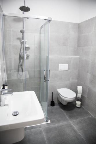 Bilik mandi di Moderní apartmán uprostřed šumavské přírody