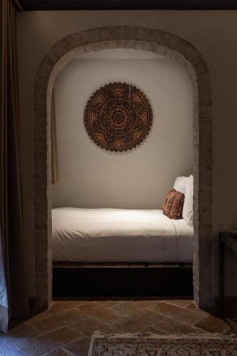 a room with an archway with a bed on a wall at Casa 1810 Hotel Boutique in San Miguel de Allende