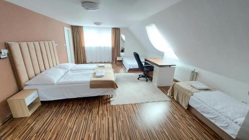 Habitación de hotel con cama, escritorio y escritorio. en Apartmán Tajov pre 5-6 osôb, privatne parkovanie a terasa, en Tajov