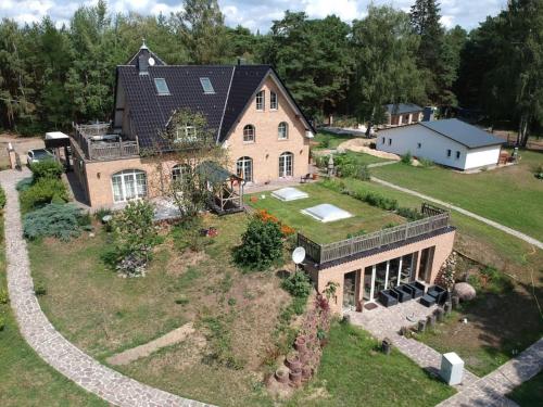 uma vista aérea de uma casa com um jardim em Haus Wilma Grüne Idylle im Wald direkt am See em Wendisch Rietz