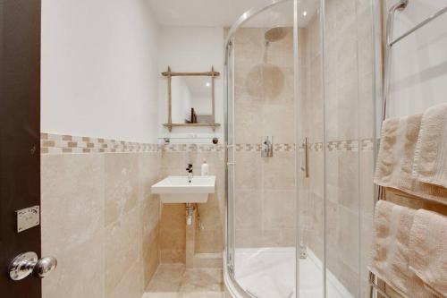Bilik mandi di Princes Villa - large fully Self Contained Flat, 5 minutes from the sea
