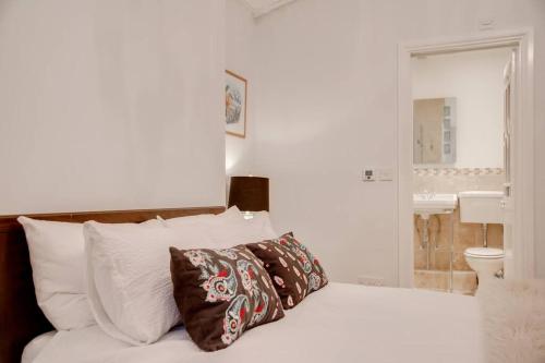 Katil atau katil-katil dalam bilik di Princes Villa - large fully Self Contained Flat, 5 minutes from the sea