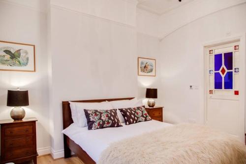 Katil atau katil-katil dalam bilik di Princes Villa - large fully Self Contained Flat, 5 minutes from the sea