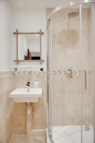 Bilik mandi di Princes Villa - large fully Self Contained Flat, 5 minutes from the sea