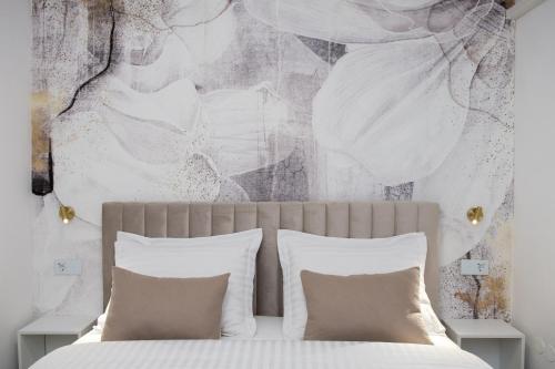 um quarto com uma cama com duas almofadas em Apartment Maris em Šibenik