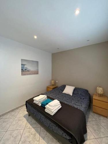 une chambre avec un lit avec des serviettes dessus dans l'établissement Maison avec piscine privée, au Grau-du-Roi