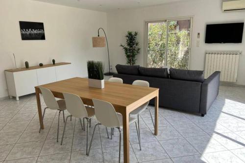 Televisyen dan/atau pusat hiburan di Maison avec piscine privée
