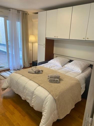 um quarto com uma cama grande e toalhas em Studio Centre Ville em Nice