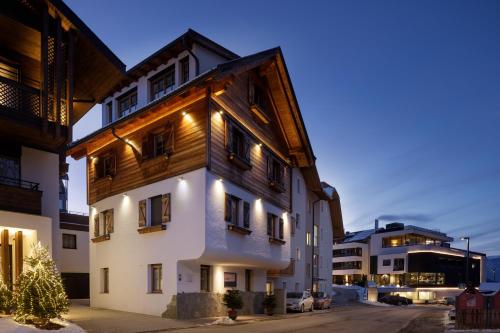 una casa con un árbol de Navidad delante de ella en Chalet Winklwiese, en Valdaora