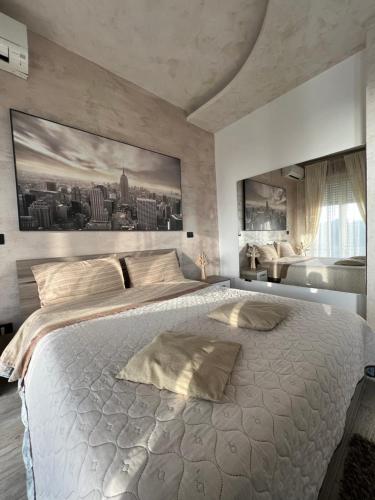 een slaapkamer met een groot wit bed en een schilderij aan de muur bij Suite samì in Catania