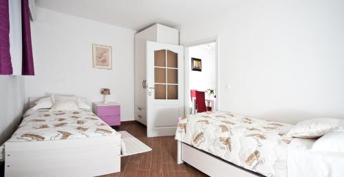 Un pat sau paturi într-o cameră la Apartment Lina Deluxe