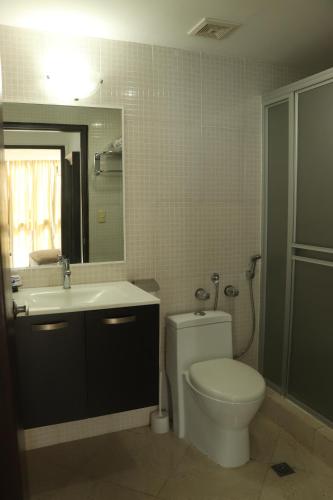 uma casa de banho com um WC, um lavatório e um espelho. em Alquiler Apto Ibiza Playa Corona- Reserva mínimo 2 noches em Copecito