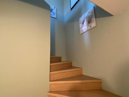 a stairway with wooden stairs in a house at Maison familiale 3 chambres, parking gratuit in Avignon