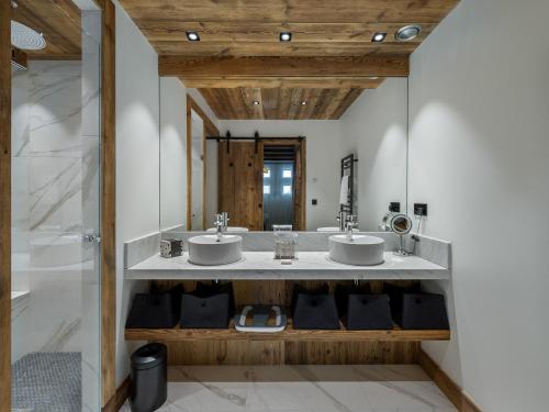 Photo de la galerie de l'établissement Appartement élégant avec jacuzzi à Val-d'Isère - 4 chambres en suite, proche piste de Bellevarde - FR-1-567-87, à Val dʼIsère