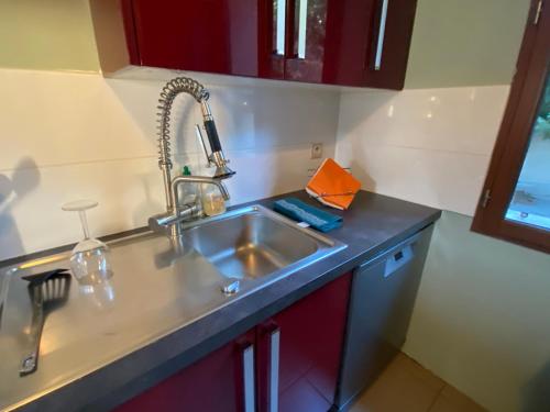 a kitchen sink with an orange box on the counter at Maison familiale 3 chambres in Avignon