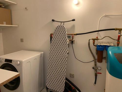 a laundry room with a washing machine and a washer at Maison familiale 3 chambres, parking gratuit in Avignon